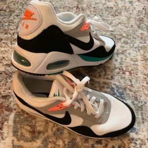 Nike Air!! PRISTINE CONDITION. SIZE 8 Women’s